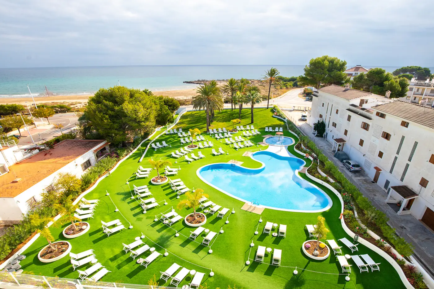 Hotel en Alcocéber: jardín y piscina de Alcossebre Sea Experience, el antiguo Hotel Jeremías, frente a la playa del Cargador