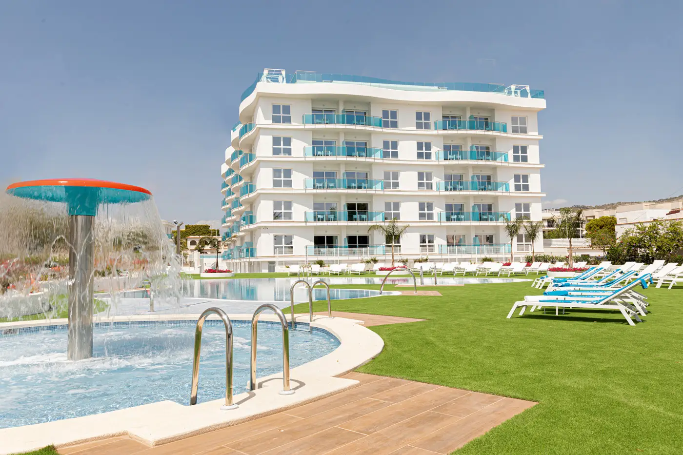 Piscina infantil con seta de agua junto a la piscina de adultos de Alcossebre Sea Experience, en Alcossebre